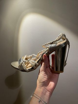 Tacones dorados JustFab con cuerdas