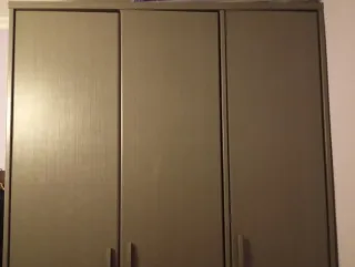 Urge venta. Armario grande gris de madera