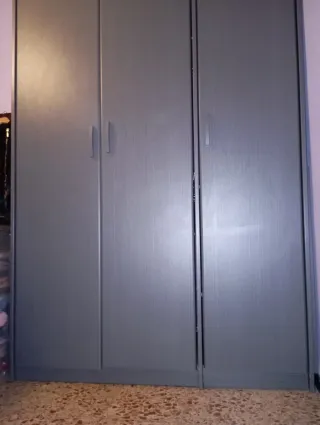 Urge venta. Armario grande gris de madera