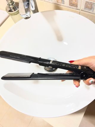 Plancha de pelo Bellissima negra y dorada