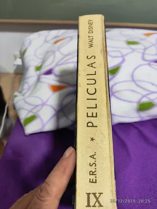 Tomo IX de Películas de Walt Disney.