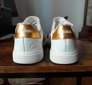 Zapatillas Adidas Blancas y Doradas