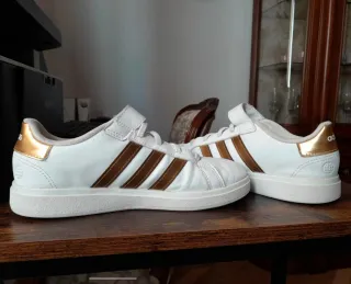 Zapatillas Adidas Blancas y Doradas