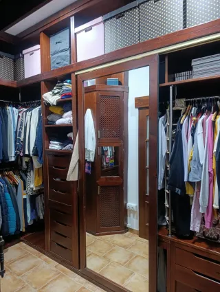 Vestidor de madera marrón