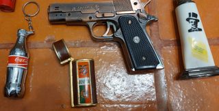 Lote de 7 isqueiros e 1 capa para isqueiro.