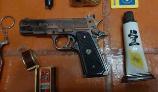 Lote de 7 isqueiros e 1 capa para isqueiro.