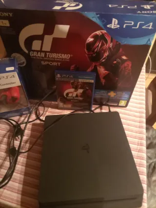 PS4 Slim 1TB + Mando Rojo + Gran Turismo Sport