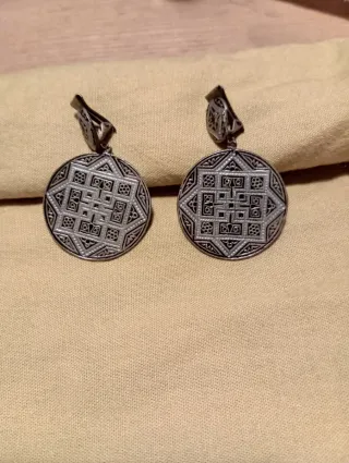 Pendientes bohemios plateados y negros