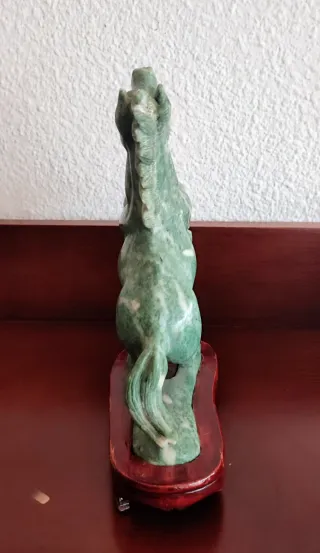 Caballo encabeitado tallado de piedra verde encab