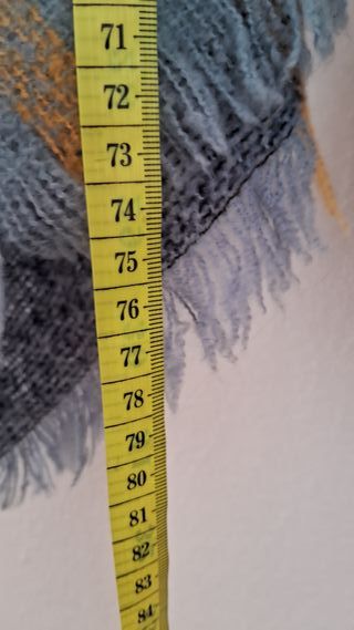 Poncho de cuadros azul y mostaza