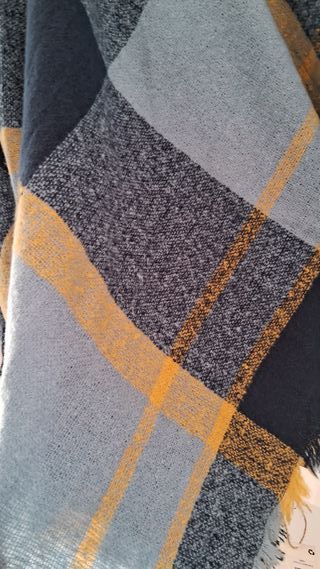 Poncho de cuadros azul y mostaza