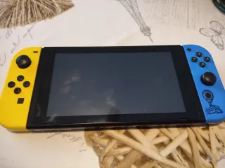 Nintendo Switch Azul y Amarillo