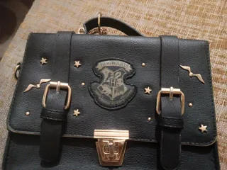 Bolso Negro Harry Potter Hogwarts Dorado. Primark