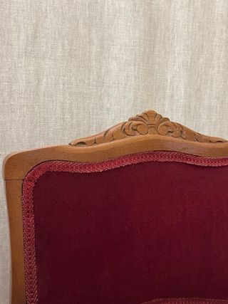 Butaca antigua de madera y terciopelo