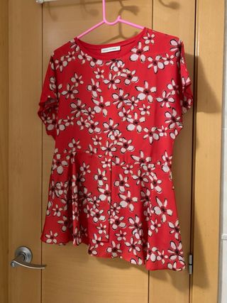 Top rojo flores blancas Talla S de Purificación G.