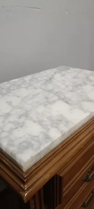 Mesitas de noche de madera con mármol