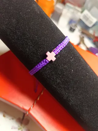 Pulsera macramé morada con cruz rosa