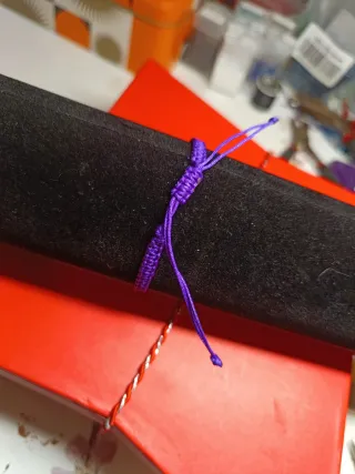 Pulsera macramé morada con cruz rosa