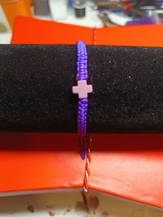 Pulsera macramé morada con cruz rosa