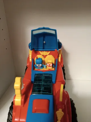 Coche Superzings con muñecos