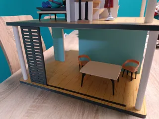 Casa de muñecas con figuras