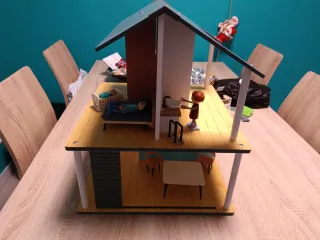 Casa de muñecas con figuras