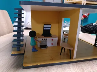 Casa de muñecas con figuras