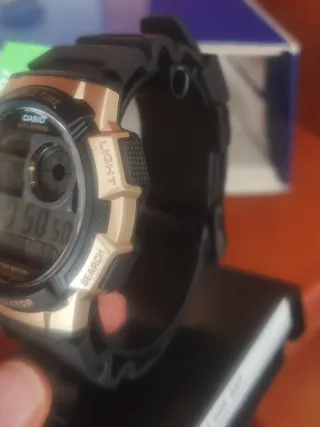 Reloj Casio modelo 3198 ae 1000W Dorado y Negro