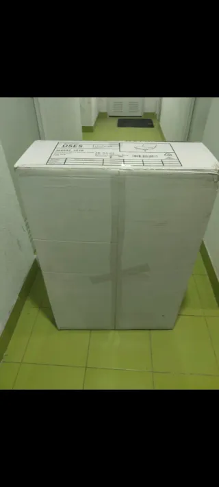 Sillon de terciopelo rosa nuevo con patas doradas