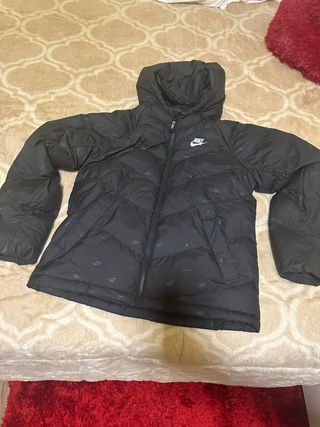 Chaqueta Nike Negra con Logo Repetido