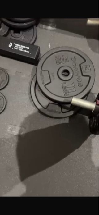 Banco de pesas con barra y mancuernas