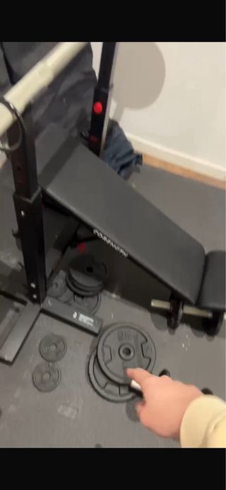 Banco de pesas con barra y mancuernas