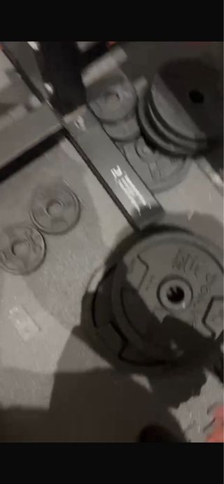 Banco de pesas con barra y mancuernas