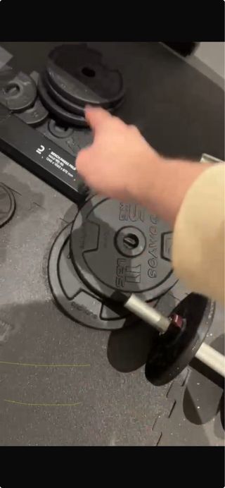 Banco de pesas con barra y mancuernas