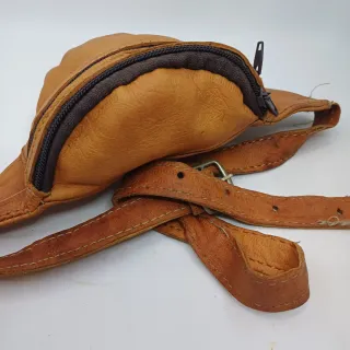 Riñonera pequeña cuero hecha a mano para niños