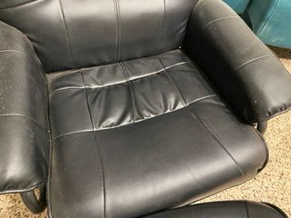 Sillón negro de piel sintética