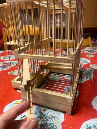 Jaula para jilguero con pozo para subir agua