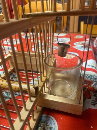 Jaula para jilguero con pozo para subir agua