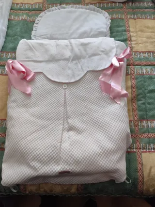 Saco para capazo de bebé rosa y blanco