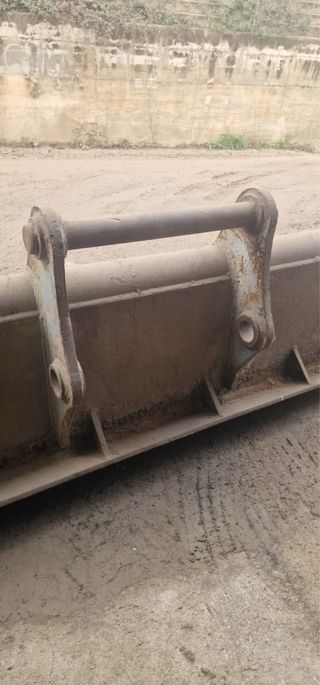 Cazo de limpieza cunetas giratoria 25/30t