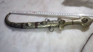 Pugnale orientale ottone inciso