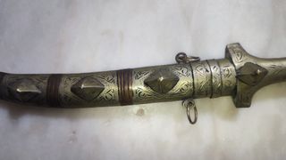 Pugnale orientale ottone inciso