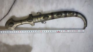 Pugnale orientale ottone inciso