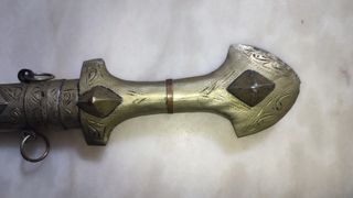 Pugnale orientale ottone inciso