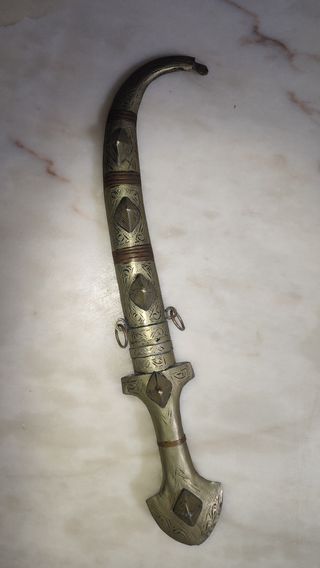 Pugnale orientale ottone inciso