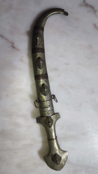 Pugnale orientale ottone inciso