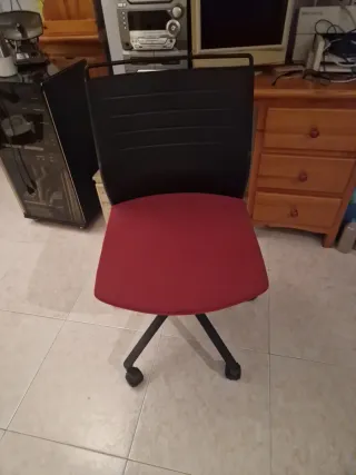 Silla de oficina roja y negra