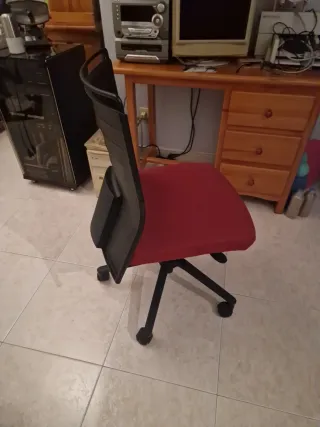 Silla de oficina roja y negra
