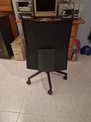 Silla de oficina roja y negra