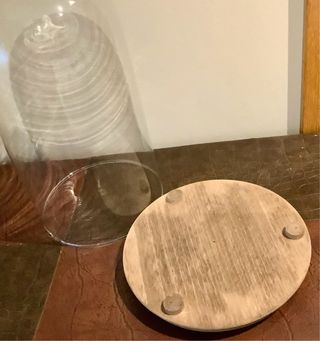 Campana de cristal con base de madera